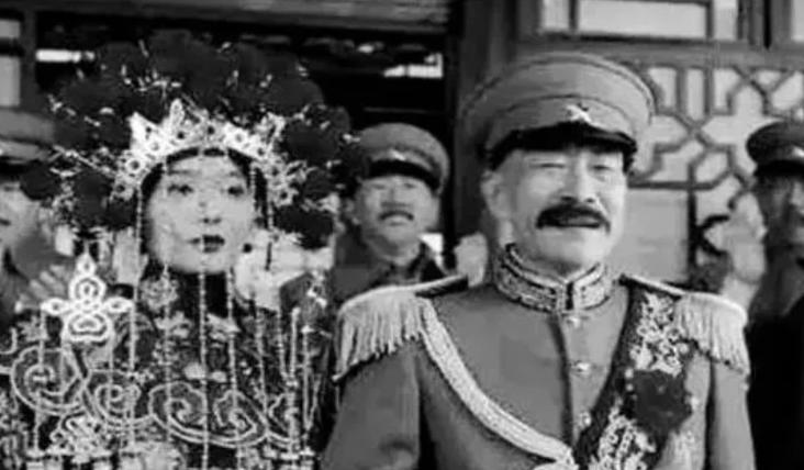 1935年天津街头，一个衣衫单薄的女子打了地痞，巡警却视而不见，直到有人低声说出