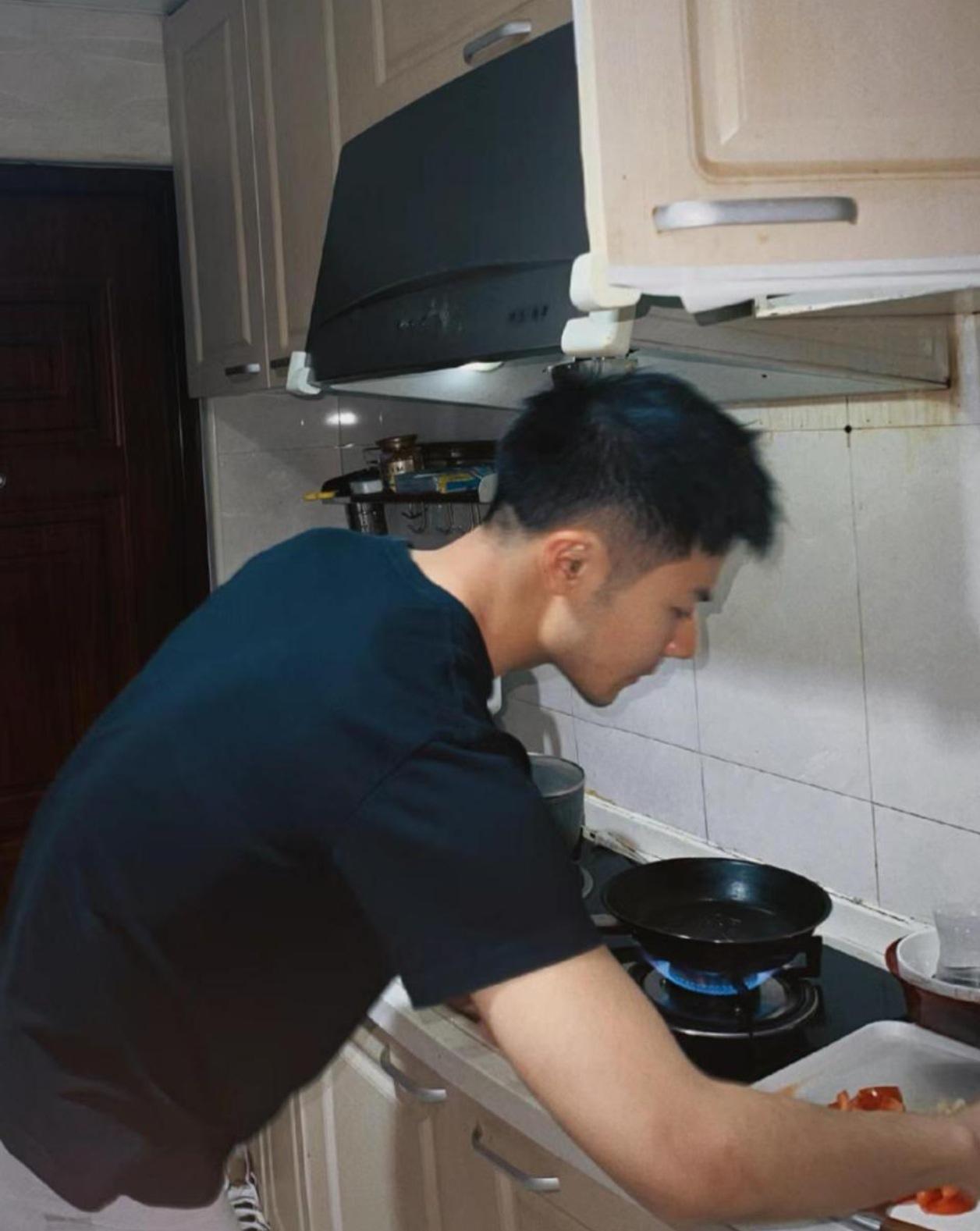 你觉得男人做饭丢人吗?
男人下厨丢人吗？别让性别偏见困住了锅里的烟火气

“君子