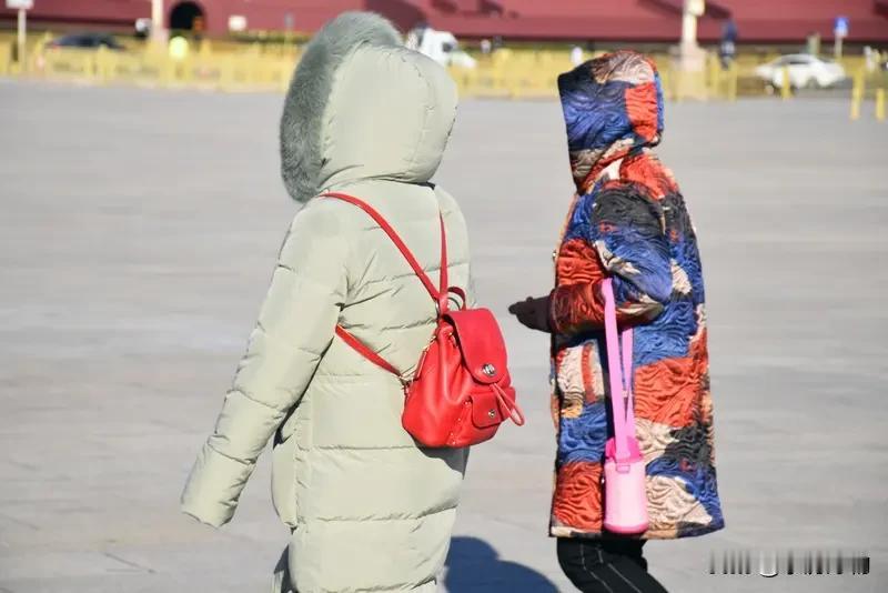 今冬首场寒潮即将来袭，你准备好迎接这个“速冻”模式了吗？别急，全国羽绒服预警地图