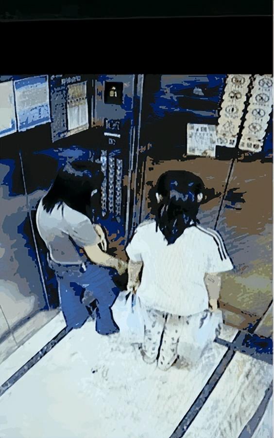 “真的气炸了！”安徽小区内一对母女当众做出没素质举动，为一己私欲故意捣乱电梯。一