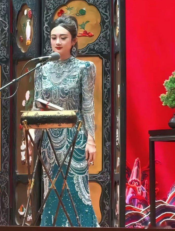 简直不要太像，德云社张婉怡几乎跟赵丽颖确实有几分神似？ 