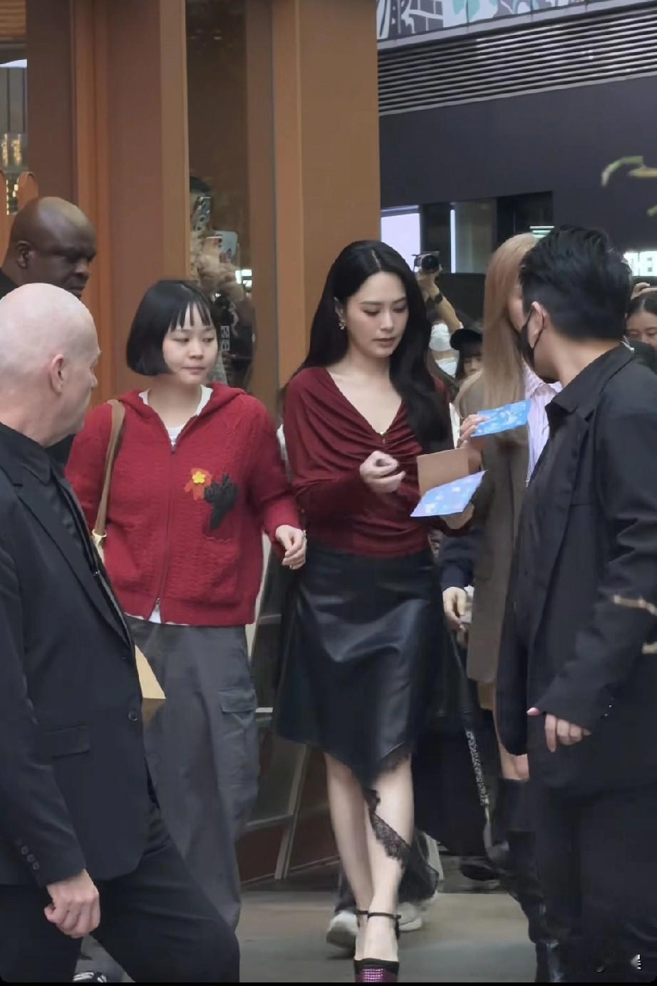 2026年，Twins组合的阿sa（蔡卓妍）和阿娇（钟欣潼）再度同框出席活动，街