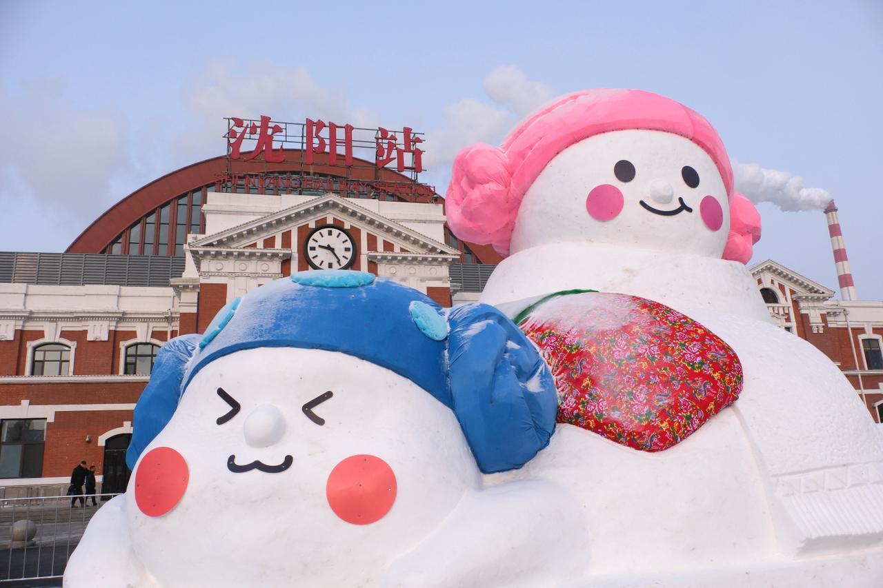 近日，在辽宁省沈阳市铁路沈阳站东广场，一组充满东北味儿的大雪人雪雕悄然亮相，大雪