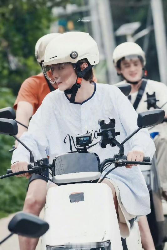鹿晗骑电动车姿势彭昱畅五哈6录制哈哈哈哈哈 五哈6新一期录制曝光，彭昱畅惊喜回归
