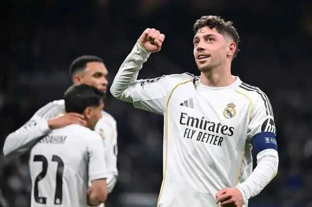 【欧冠】巴尔韦德戴帽，瓜帅整活玩砸，皇马3比0曼城体坛周报今晨欧冠1/8决赛首回