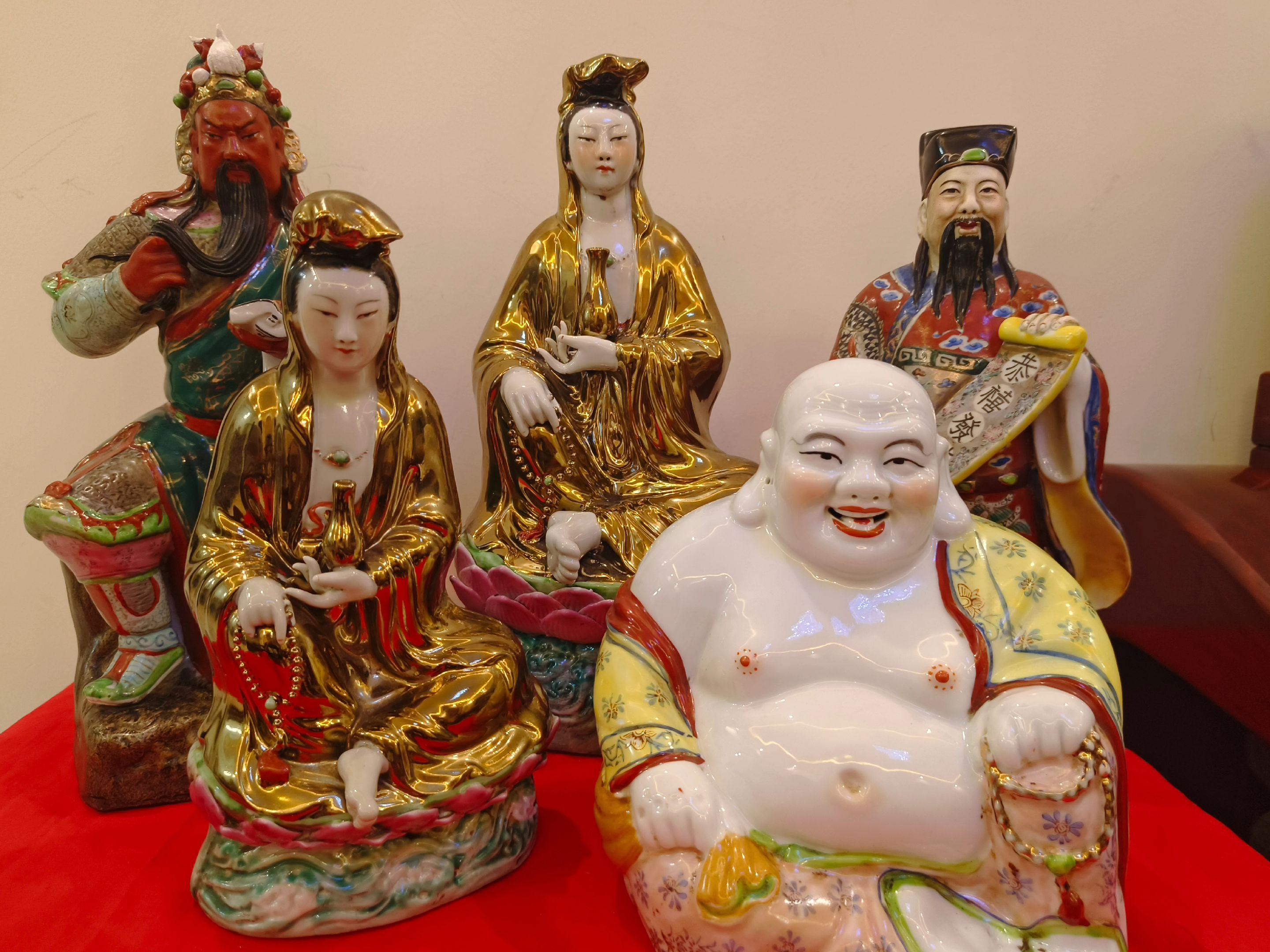 袒腹开怀忘世愁，慈颜一笑解千忧。 虚怀尽纳八方利，自在安然福自留。