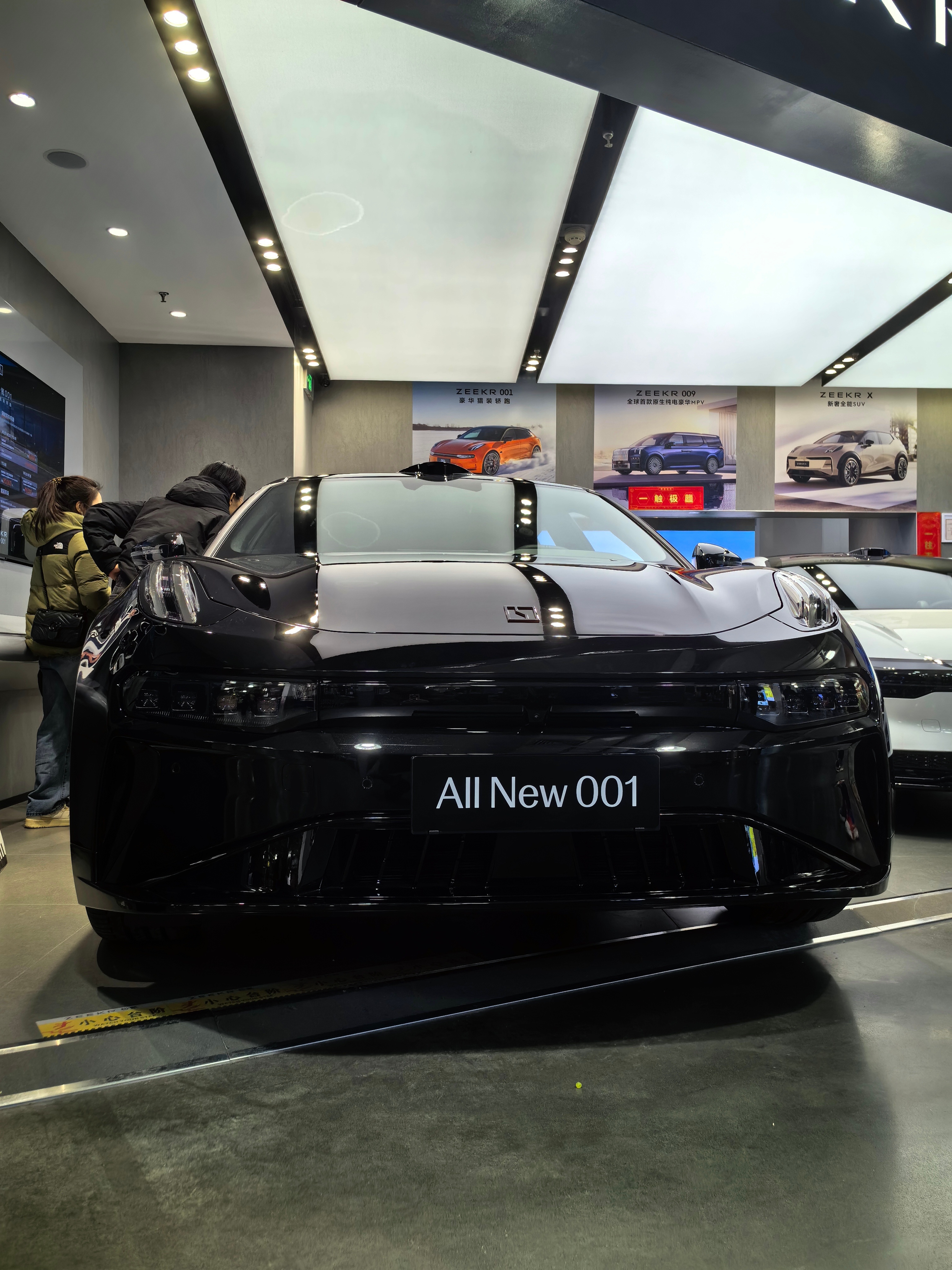 逛山姆看到全新极氪001 武士黑，黑色确实还是我个人最喜欢的颜色，酷黑、运动、澎