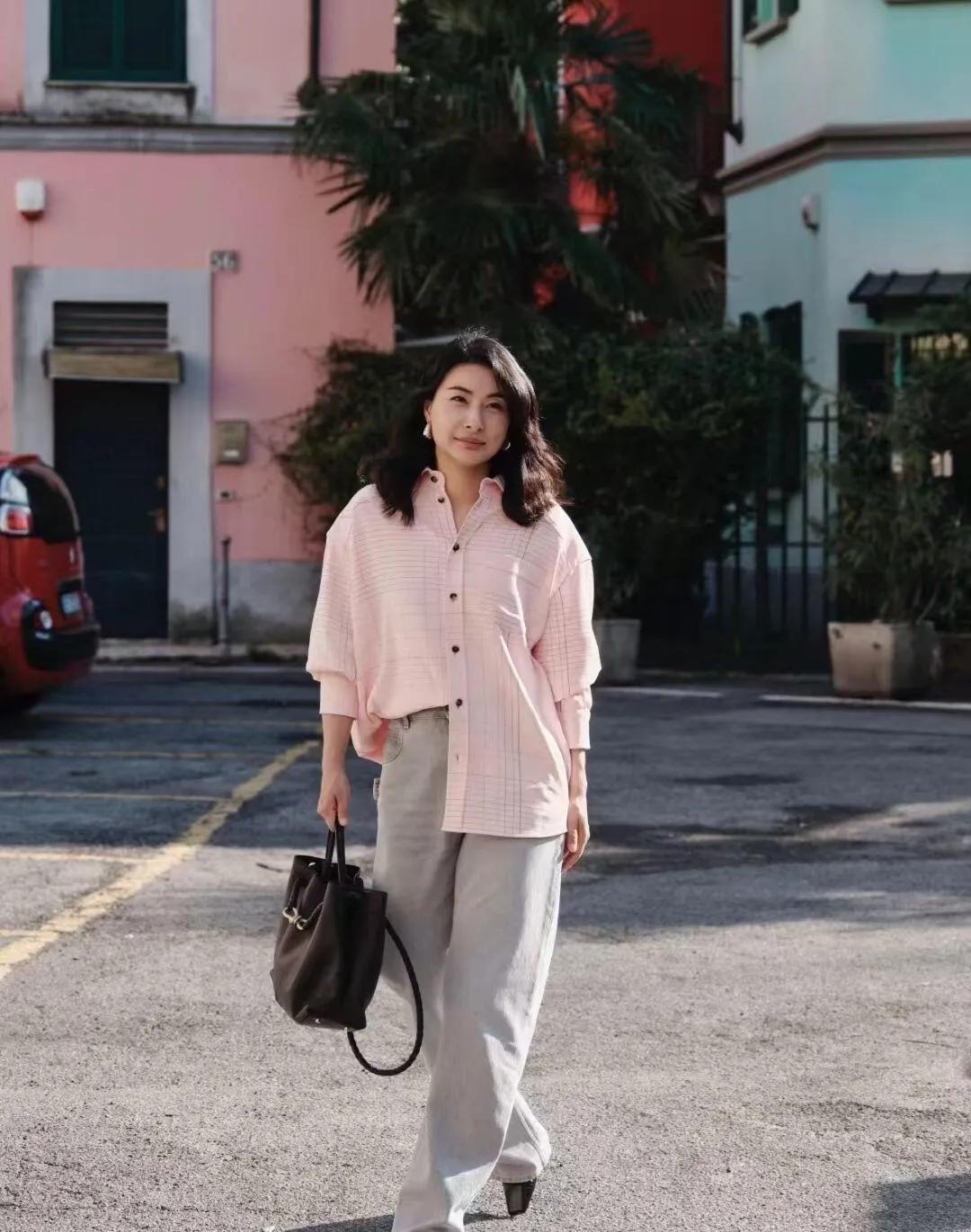 郭晶晶这一身太绝了！粉衬衫+浅牛仔裤，减龄又高级，极简穿搭藏不住的优雅感🥰
郭