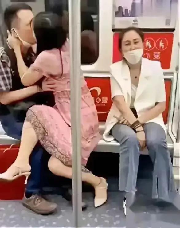 公共场合的过度亲热行为，有违社会公德，让周围的人尴尬。#地铁遇到这一幕#