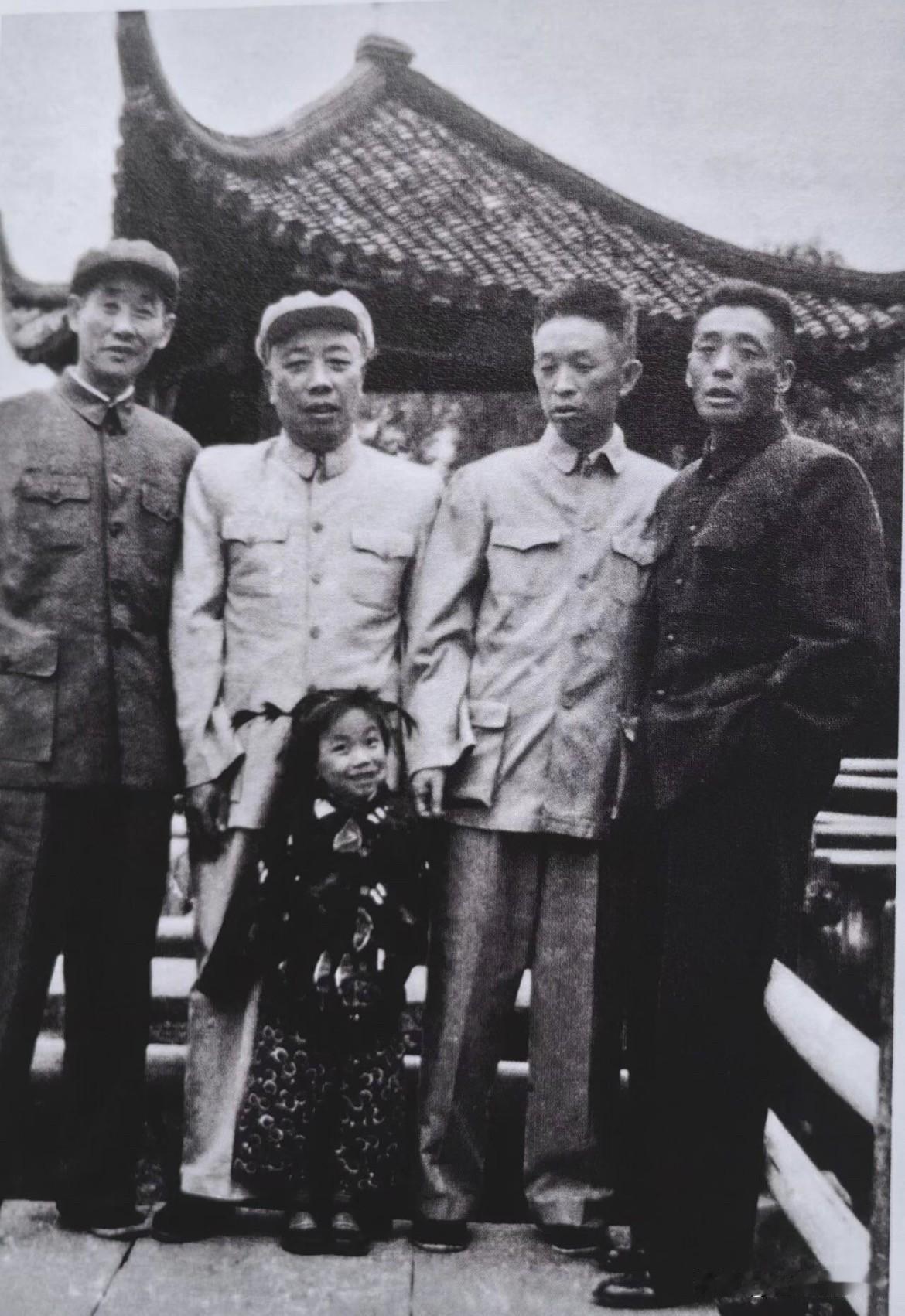 1959年，南京军区部分将领在杭州合影，照片从左起：张祖谅中将（南京军区参谋长）