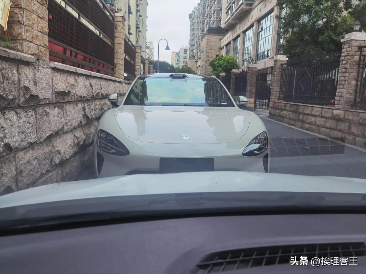 偶遇停在路边的一辆新小米SU-7，发现一个奇怪的现象，行人路过车旁时，示廓灯会自