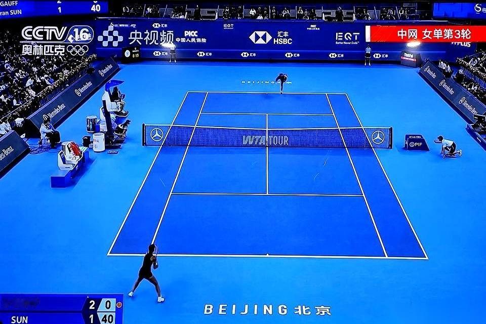 第一盘，第四局。中网现场的空气像是被猛地抽干了一秒。
世界名将高芙的发球局，被人