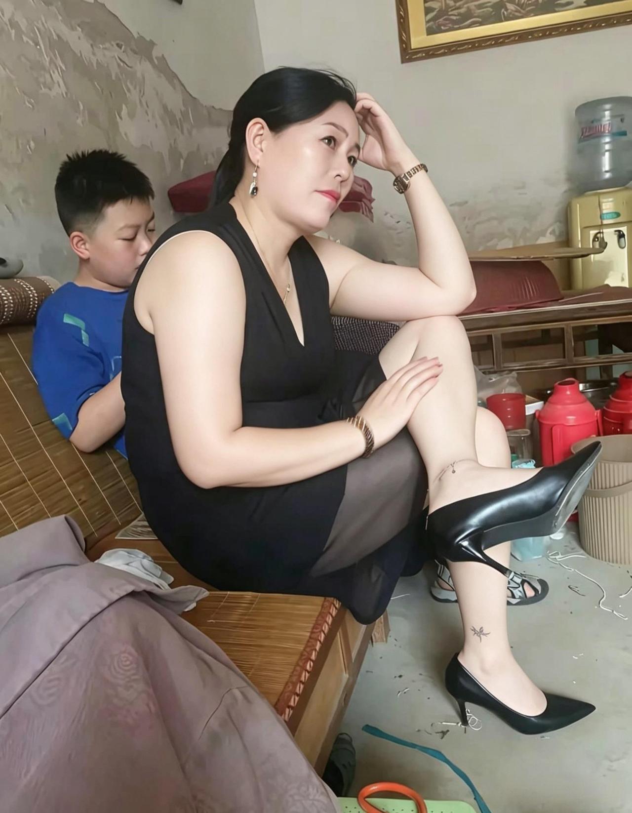 镜头里的“不完美”，才是最动人的真实。
斑驳的墙面、随意摆放的暖水瓶，还有她略显