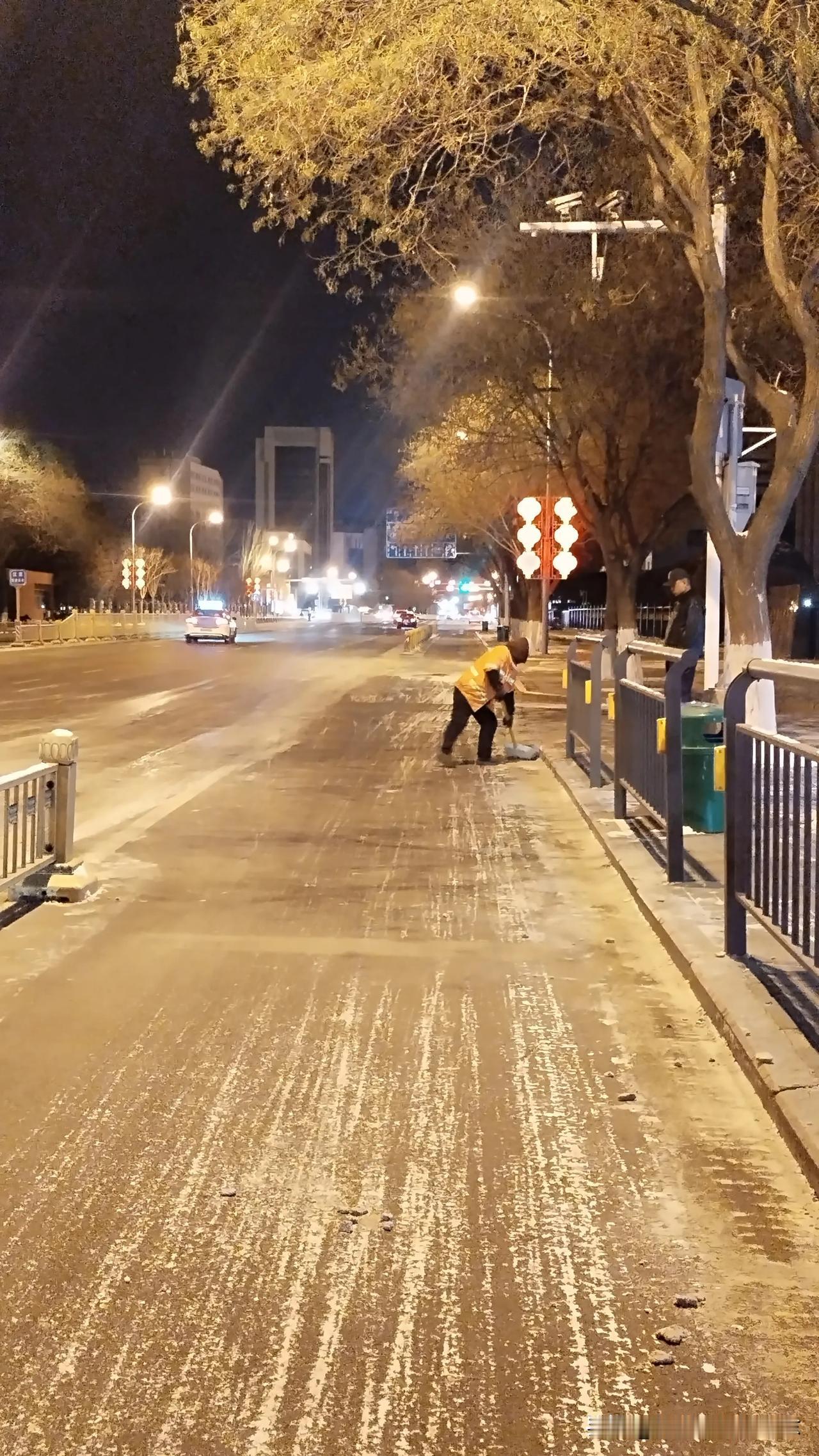 风雪无阻，环卫奉献
🍁凌晨4点钟环卫工人就上街清理冰雪，保道路畅通，保平安出行