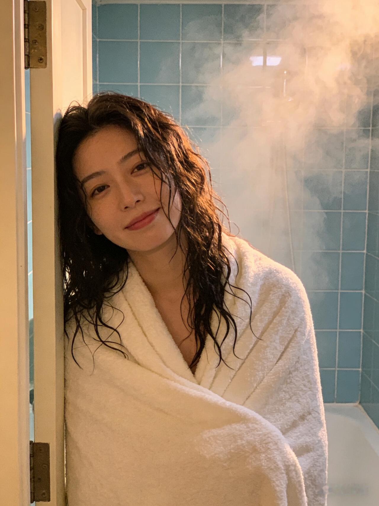 北方人说的“洗澡”和南方人不一样。
就比如我在家那叫“淋浴”或者“冲凉
”我觉得