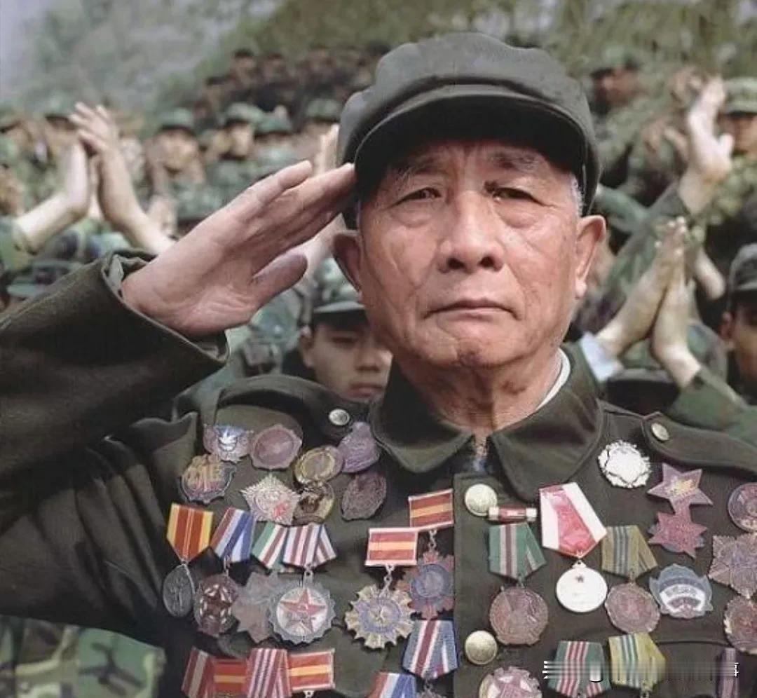 1958年，50岁的抗战英雄肖万世，爱上了18岁的夏启芳，当他上门提亲时，夏父怒