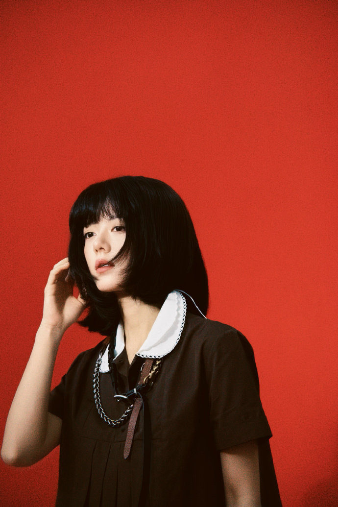 赵今麦赵今麦miumiu短发红底大片赵今麦miumiu短发红底大片，这个造型好美