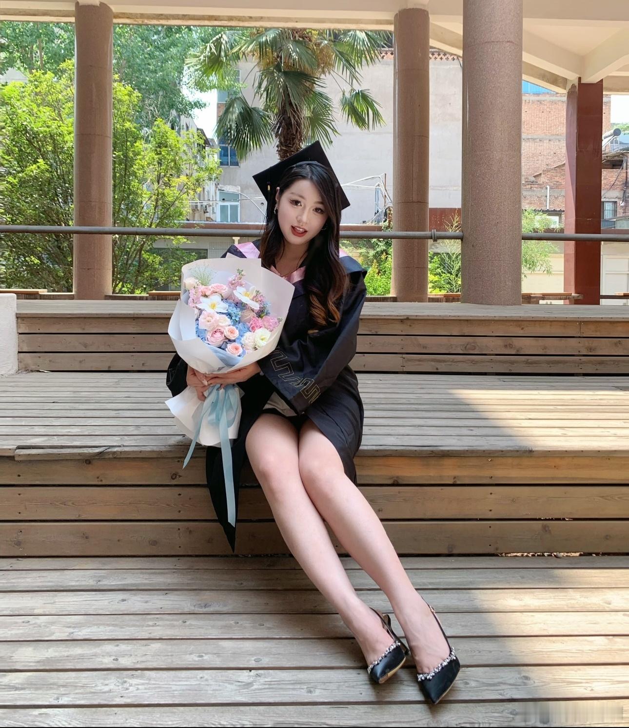 又到毕业季，拍毕业照的小姐姐。[鲜花] ​​​