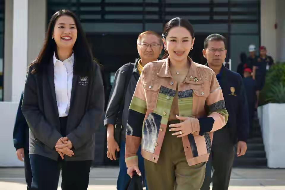 泰国总理劳拉，放假要去泰国呀，芒果糯米饭.