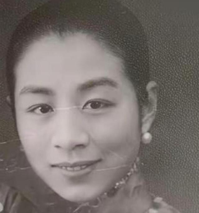 1947年，57岁海关总署署长张福运，与17岁的养女发生关系。不久后养女怀孕，妻