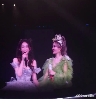 【#谢娜演唱会嘉宾李小冉#】#谢娜演唱会李小冉哭了# 5月5日晚，李小冉作为嘉宾