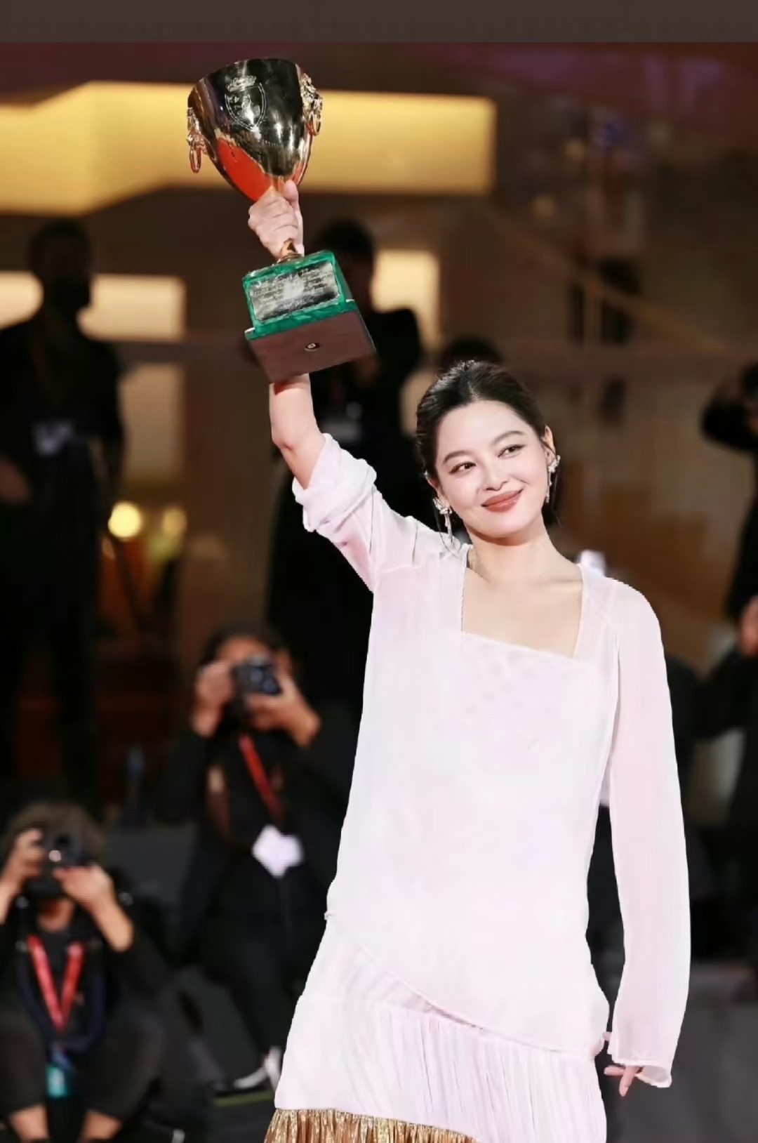 辛芷蕾获威尼斯影后，秦海璐举动让人意外