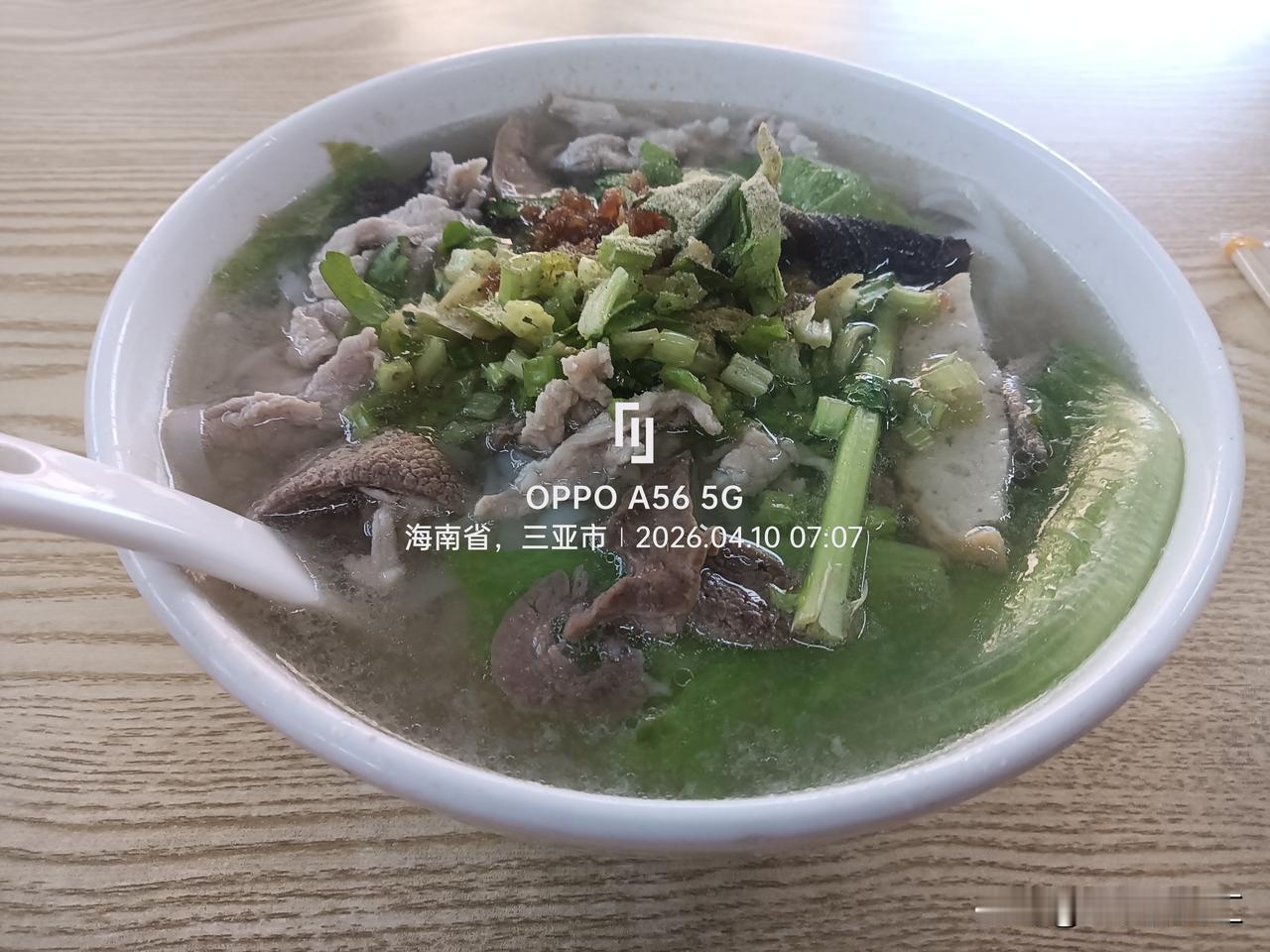 昨天又去了那家潮汕人开的店吃粉汤，那味道真是绝绝子！这家店在三亚市的东岸一路，人