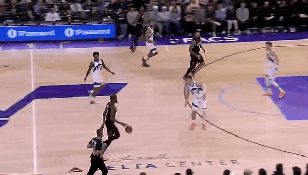 杜兰特晃开菲利波夫斯基，中距离稳稳命中



杜兰特状态太好了，火箭反击，没有多