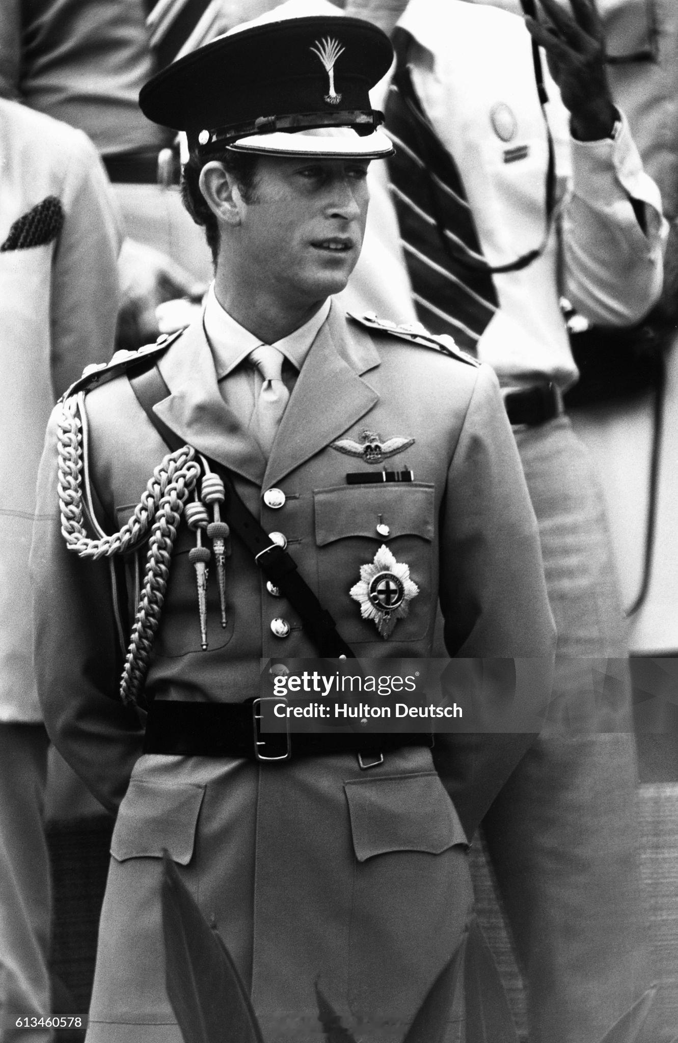 英国王室[超话]  1975年9月13日，威尔士亲王查尔斯王储代表伊丽莎白二世女