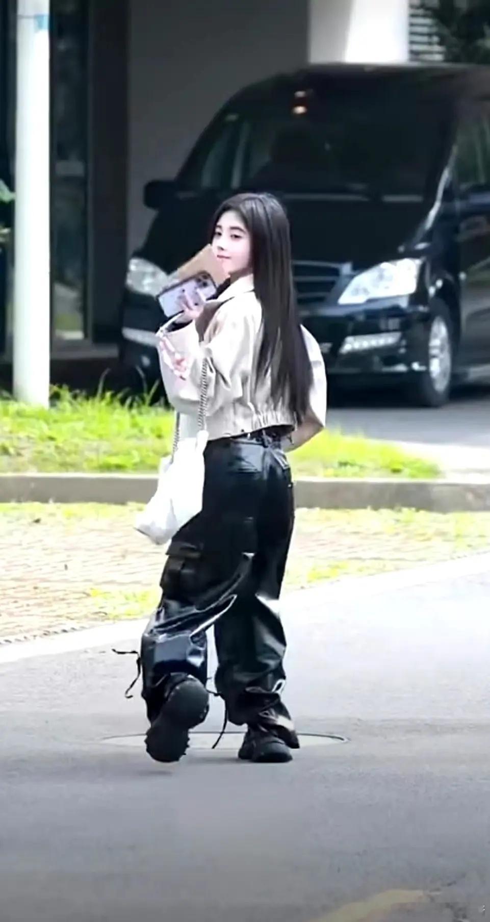 鞠婧祎的身材还是太超前了，这比例太虐了 ​​​