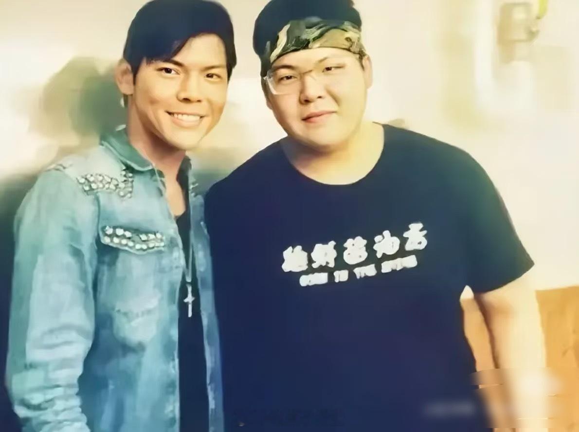 向太儿子向佑近照曝光向太的小儿子跟大儿子差距也太大啦，但是仔细看和爸爸长得还是挺