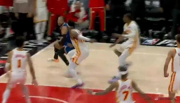 绝杀抢断定胜负！库明加锁死布伦森，麦科勒姆致命中投，老鹰1分险胜尼克斯

季后赛