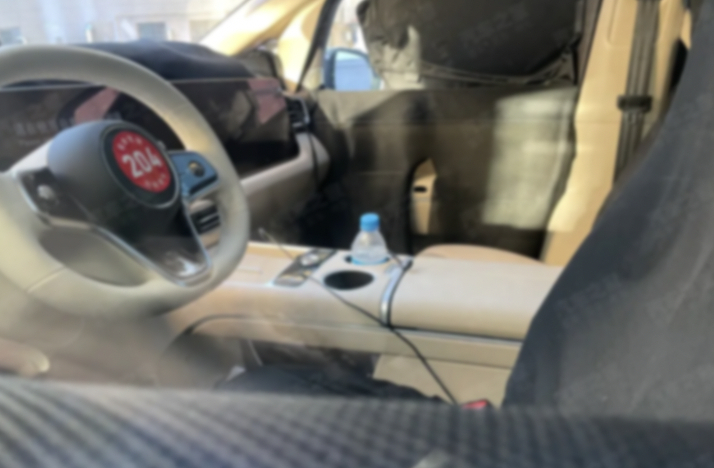 网传智界V9内饰谍照曝光，前排一整块大屏从主驾连到副驾，尺寸直接拉满太吸睛了，你