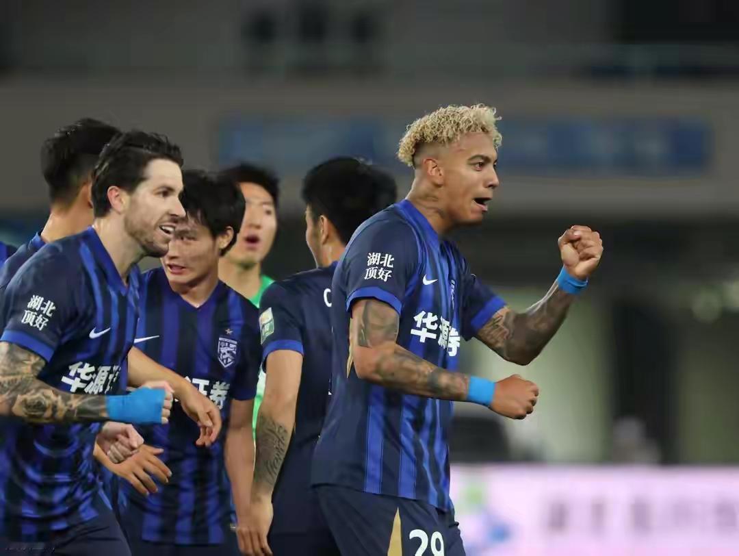 武汉三镇外援沼尔在中超第二轮决战中被评为最佳外援，不仅如此。也应评为武汉城市英雄