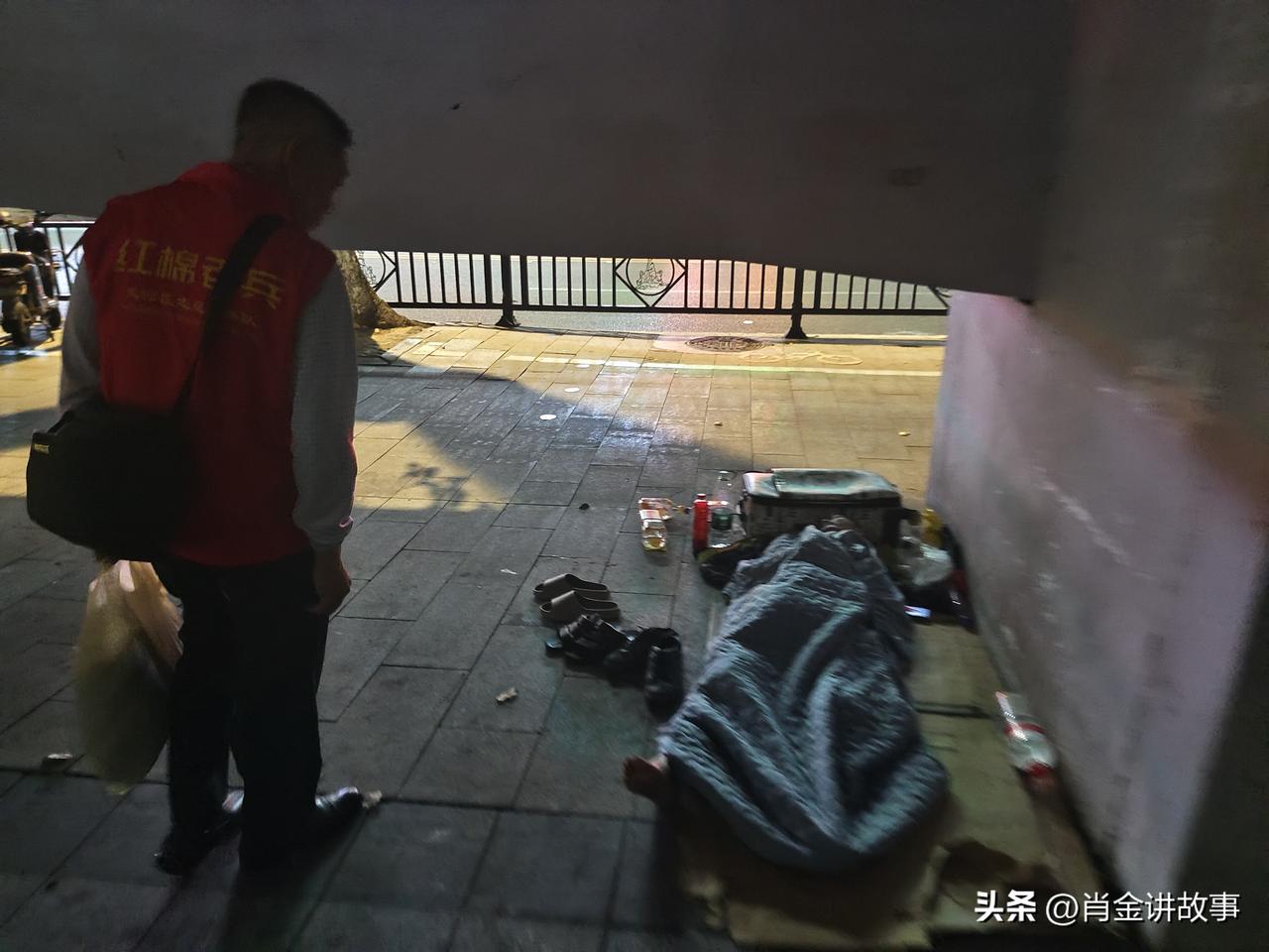 荣立二等功的战友你为何住在立交桥下？
——广州红棉老兵在行动
 
3月24日晚，