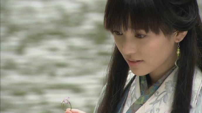 金莎真名雀骨 第一次见剧方海报直接标注演员本名，真的太真诚了，加上绝美造型，瞬间