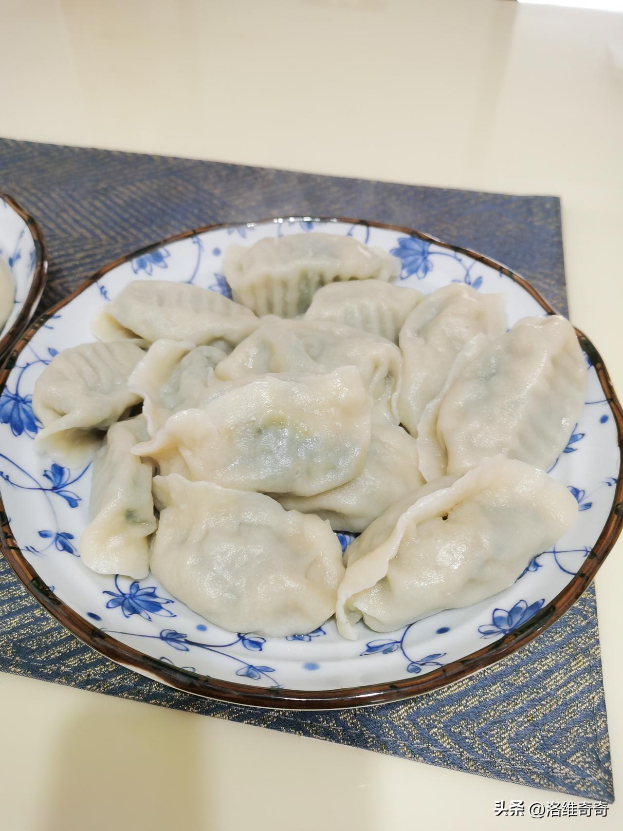 中午在小吃店吃包子，咬了一大口里面全是汤汁。
我慌忙擦衣服，老板笑着安慰：皮薄汤