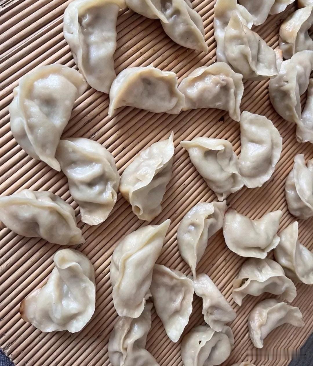 过端午只吃饺子，不吃粽子。
豫东自古以来都是以小麦为主，寻常人家少有粽叶糯米，没