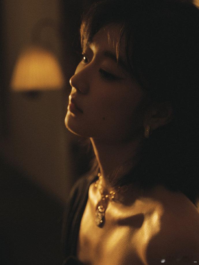 孙千 镜子里的下颌线暗调光影里的镜中侧颜，下颌线丝滑得像开了特效，中式梦核的慵懒