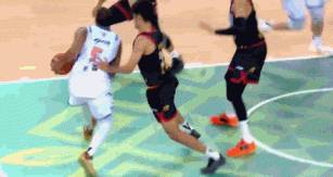 注意动作！CBA俱乐部杯新疆对阵深圳的比赛进入最后时刻，场面进入白热化。新疆前锋