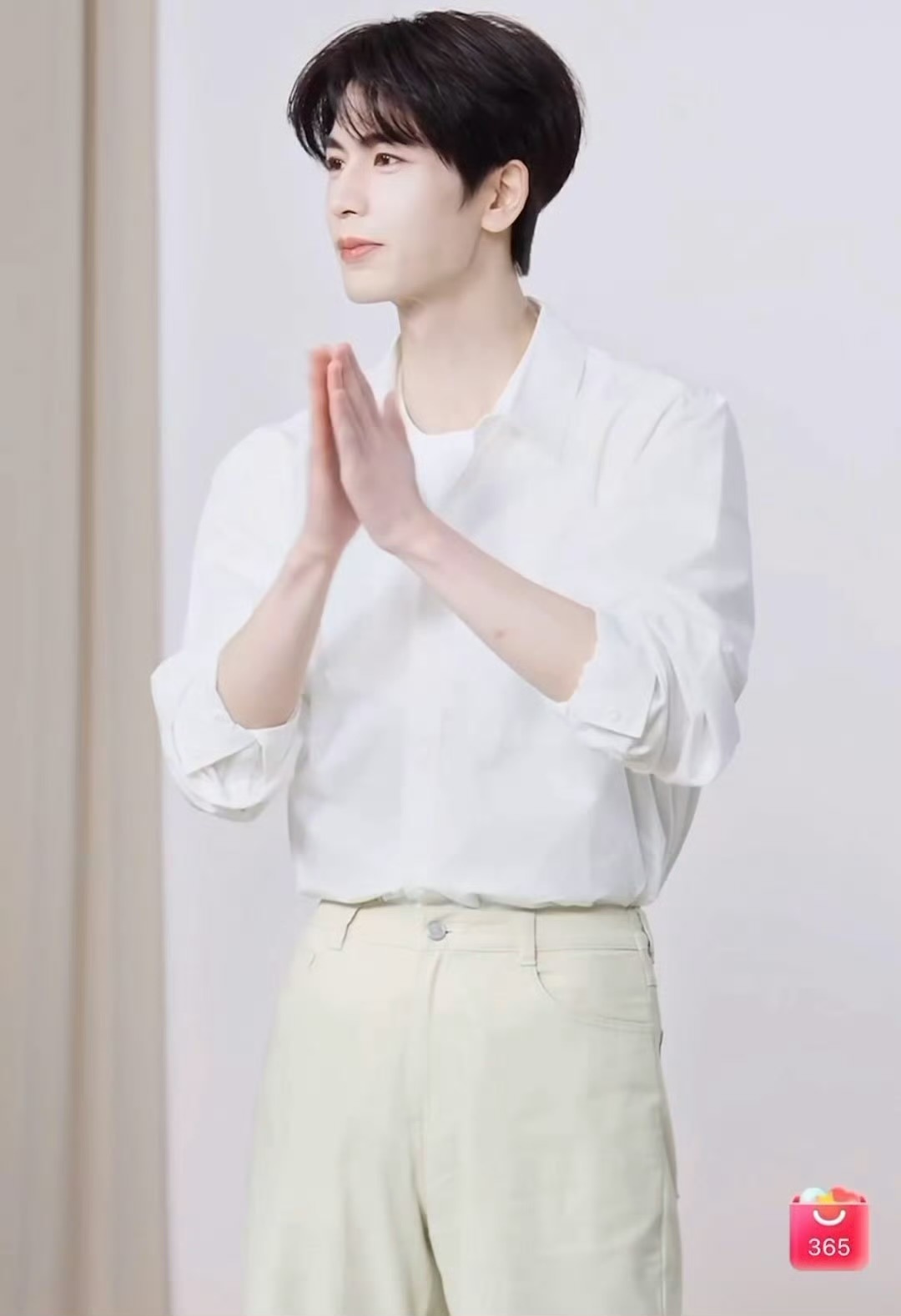 张凌赫全棉时代直播活动，白衬衫造型干净清爽，完全白月光学长本人，太温柔了