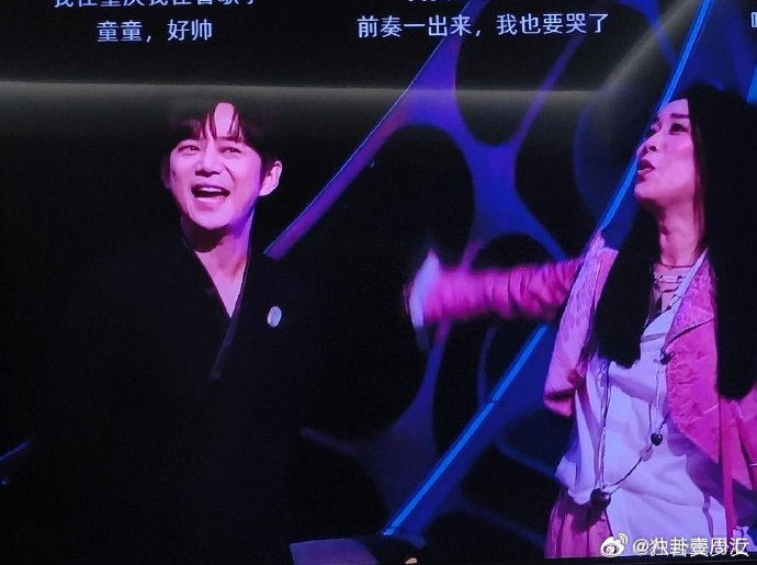歌手直播何炅给那英擦眼泪音乐情怀代代延续，温暖氛围萦绕全场 