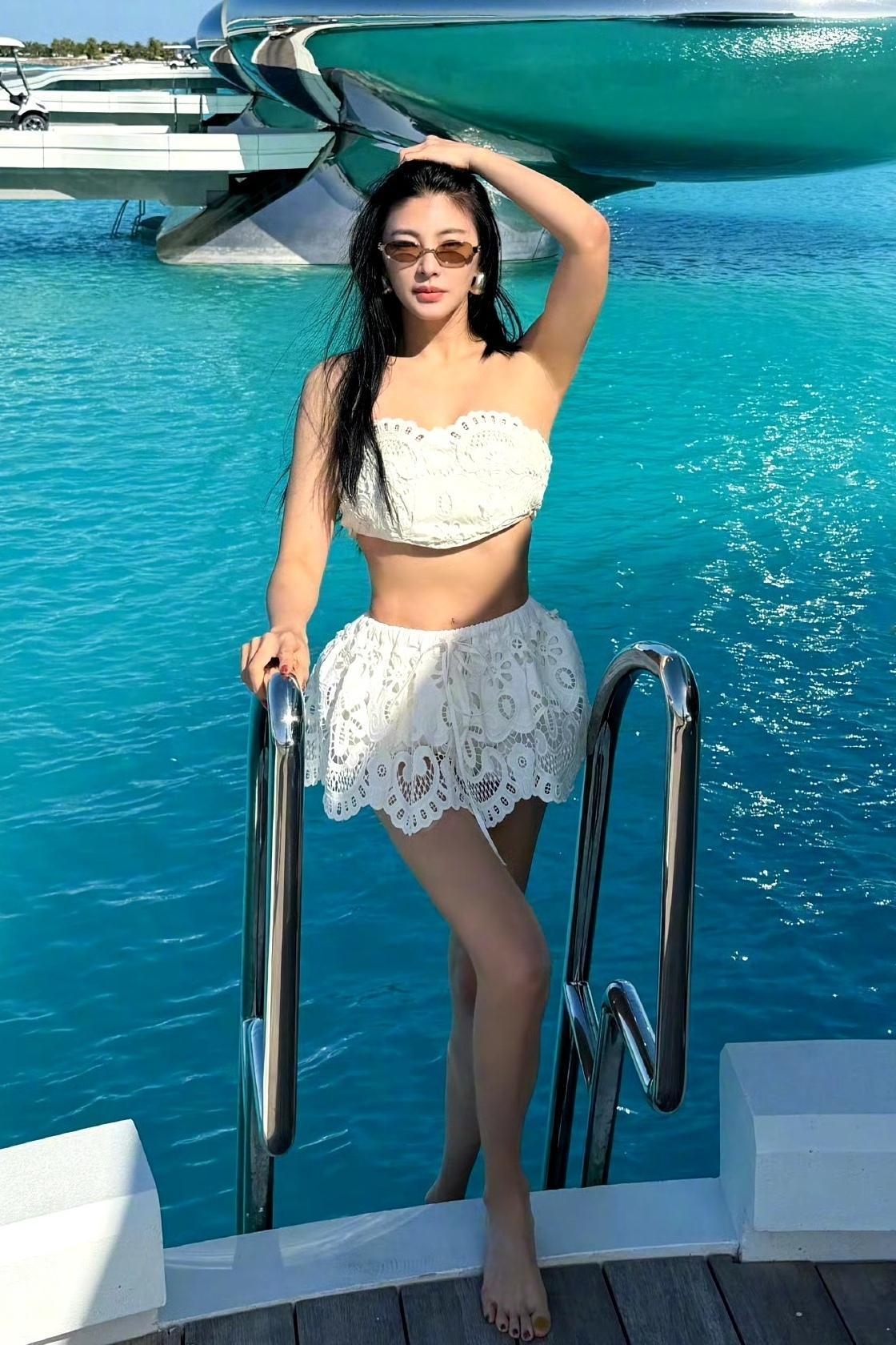 张雨绮海边写真太惊艳！白蕾丝造型美出新高，风情万种！

谁能拒绝张雨绮的海边氛围