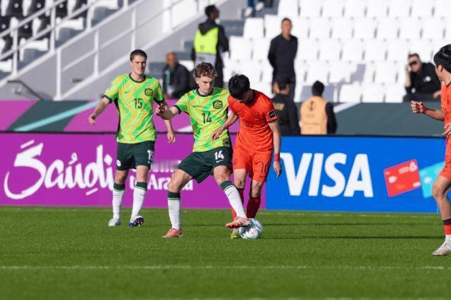 国足1-0战胜澳大利亚后，澳队长嘴硬不服气：中国队只会防守，输球只因运气不好！