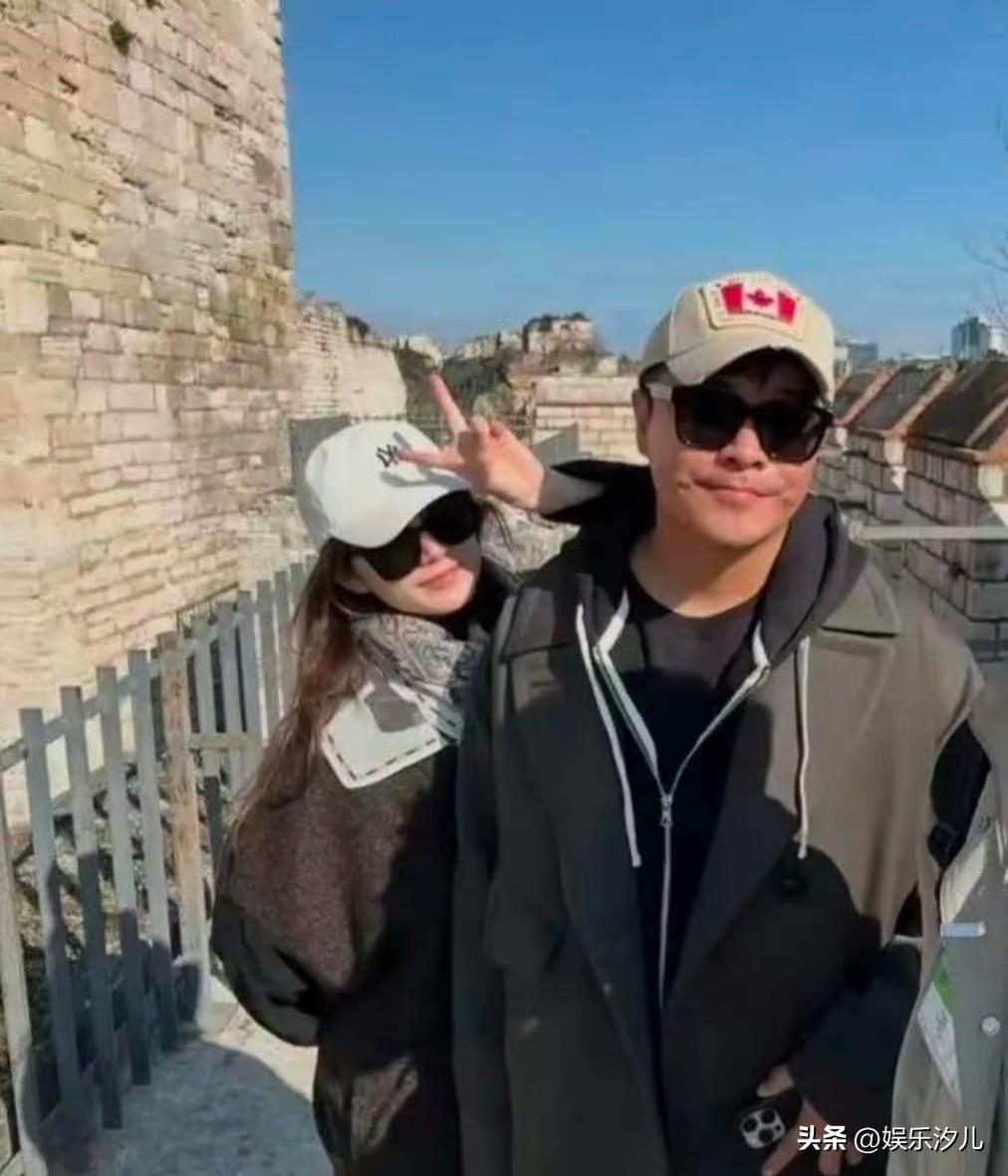 陈思诚的女友恋情曝光


陈思诚女友阮巨两人前段时间还在外出游玩，那时候很甜蜜呢