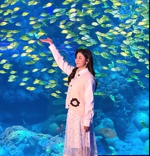 卸下球拍一身清雅，陈梦漫步青岛，把春天拍成画报。
4月8日，陈梦现身青岛中山公园