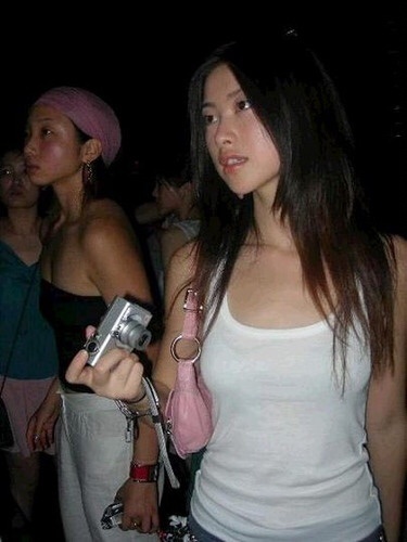 朱珠 古早白月光 早年红毯生图封神，梨涡浅笑自带媚感，不用浓妆就风情入骨，朱珠不