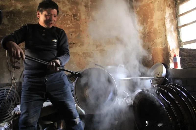 最近一口用了近30年还不粘的不锈钢锅在网上火了。浙江温州陈女士发视频分享自家这口