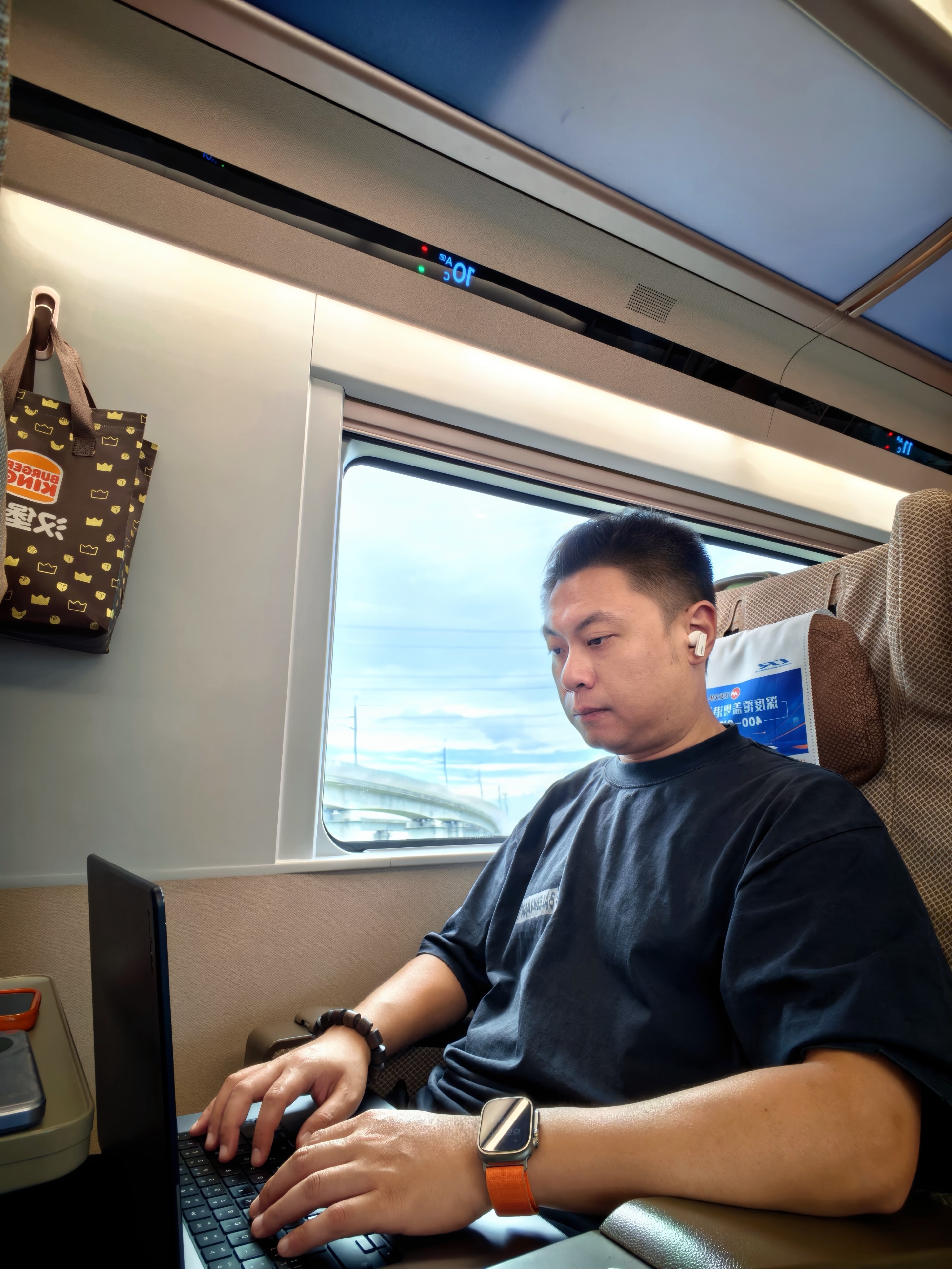 最近很多人和我说，我要多点活人感。你看，这样够活了吧