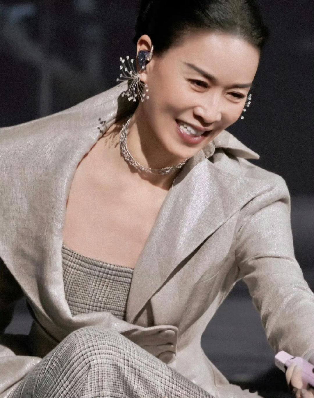 网传那英歌王之战帮唱歌手2026 网传那英将同台演绎经典曲目，醇厚嗓音搭配窦靖童